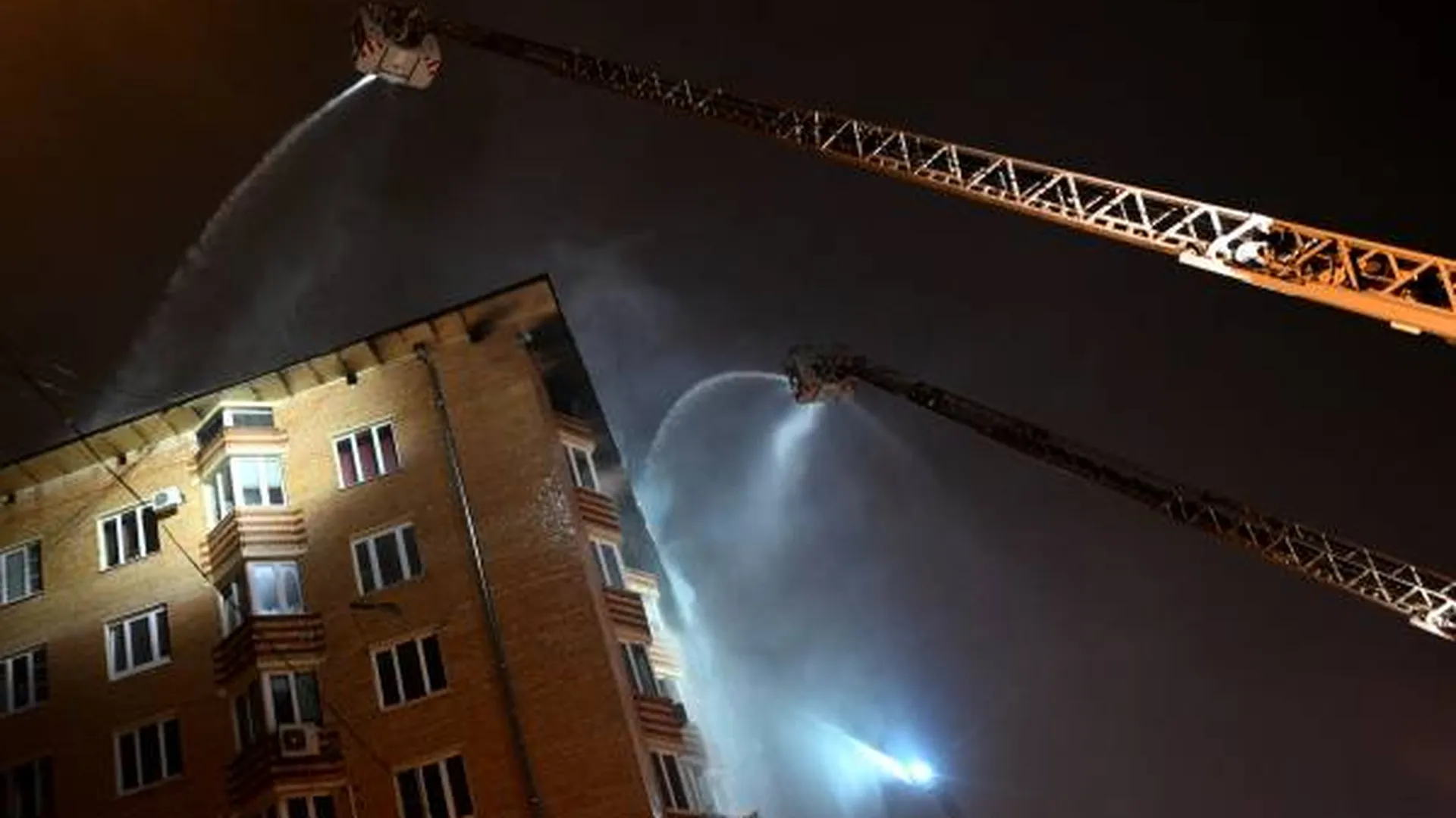 «Квартир на 8 этаже не осталось». Жители вернулись в дом на Ленинском проспекте после ночного пожара