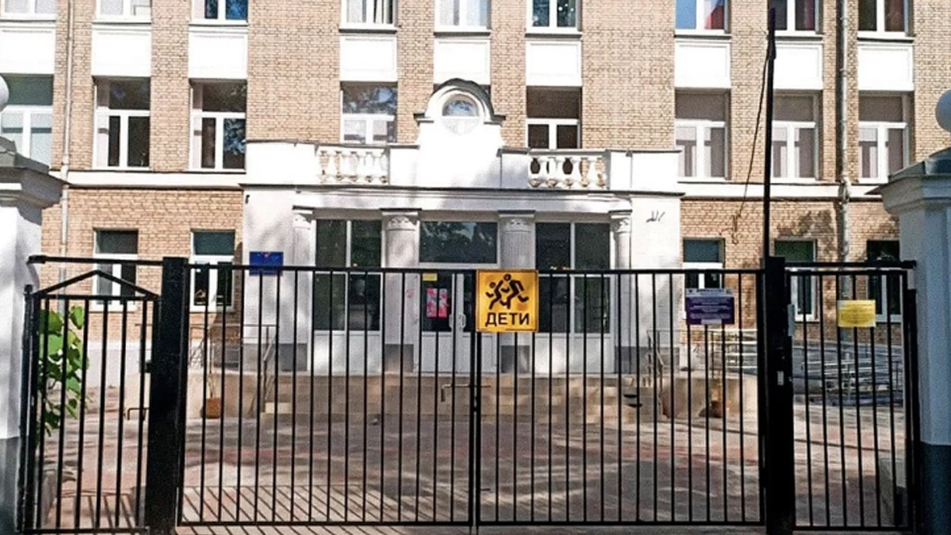 «Мы не успели даже встать»: подробности обрушения потолка в московской школе
