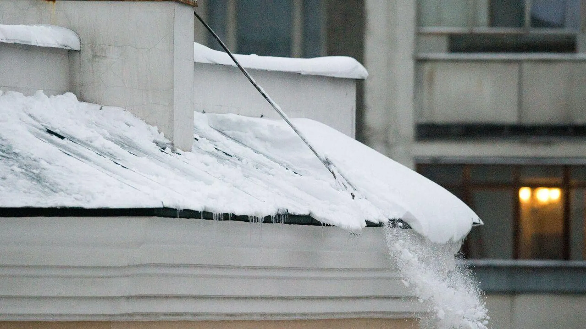 Трех человек едва не убило снежной лавиной на крыльце поликлиники в Татарстане