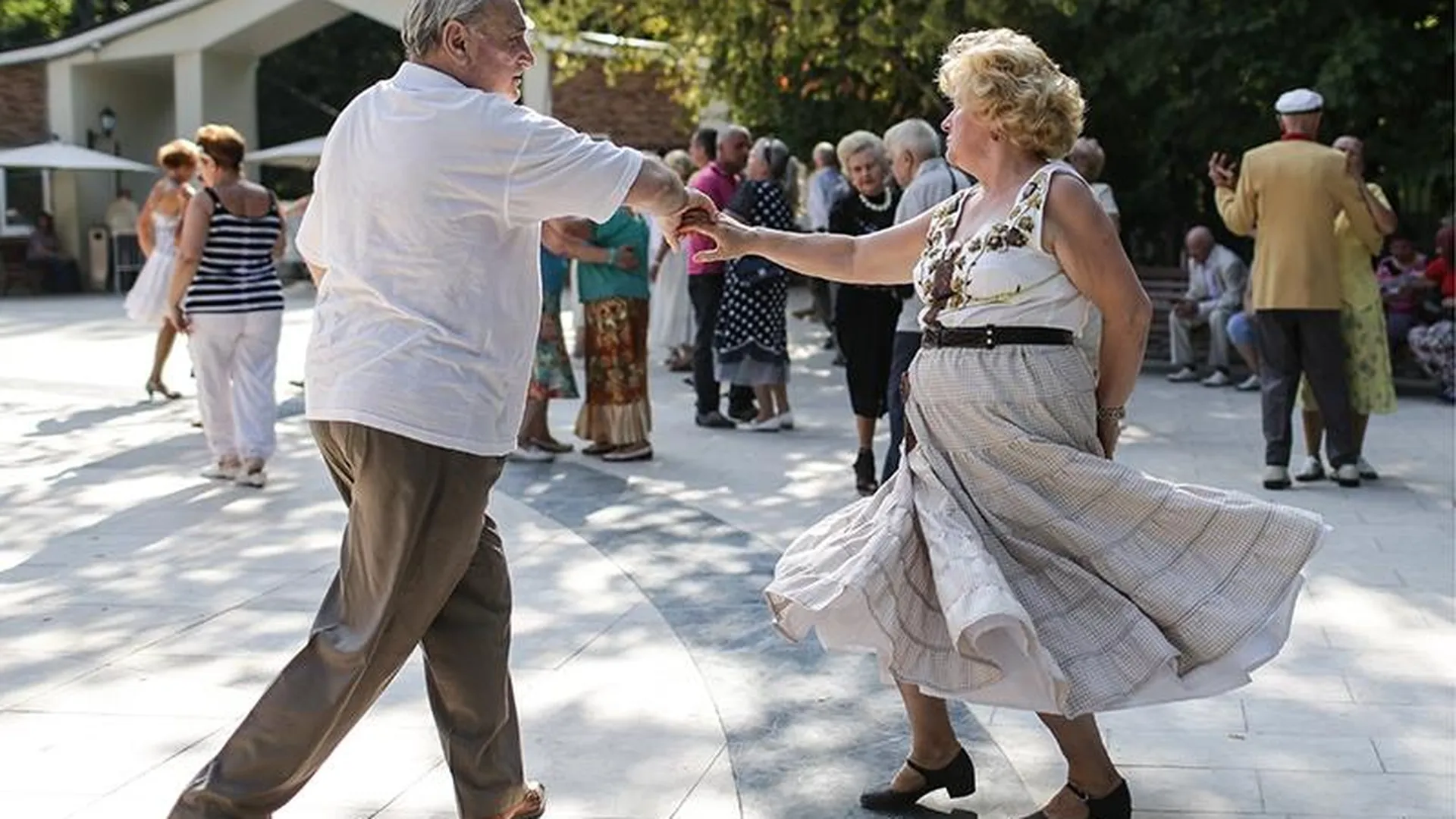 Развлечение для старичков. Танцы для пенсионеров. Танцы для пожилых. Старики танцуют. Танцующие пожилые.