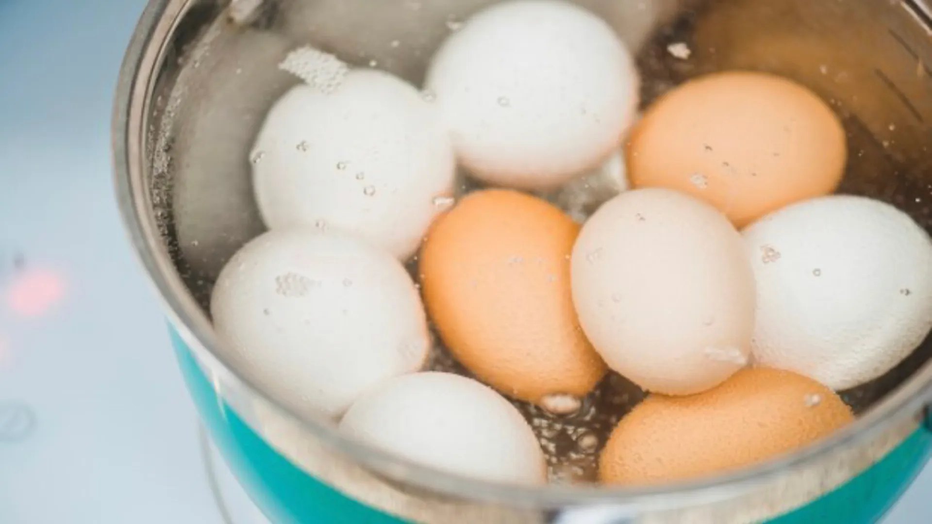 «Вкус становится другим»: повар раскрыла необычный способ варки пасхальных яиц