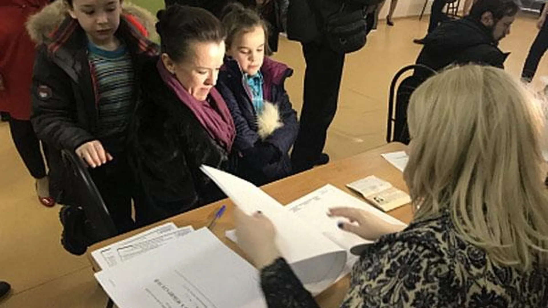 Председатель Мособлизбиркома пришла на избирательный участок вместе с детьми