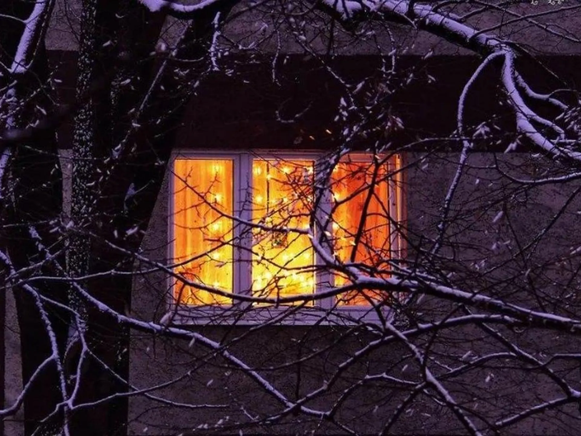 Синий вечер заглянул в мое окно. Свет в окне. Светящиеся окна. Дом с горящими окнами. Окно зима.