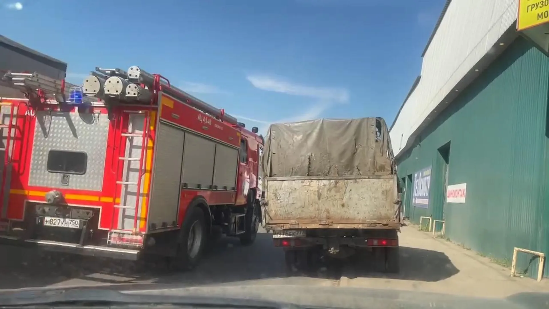 Огонь в Дзержинском перекинулся на соседнее здание