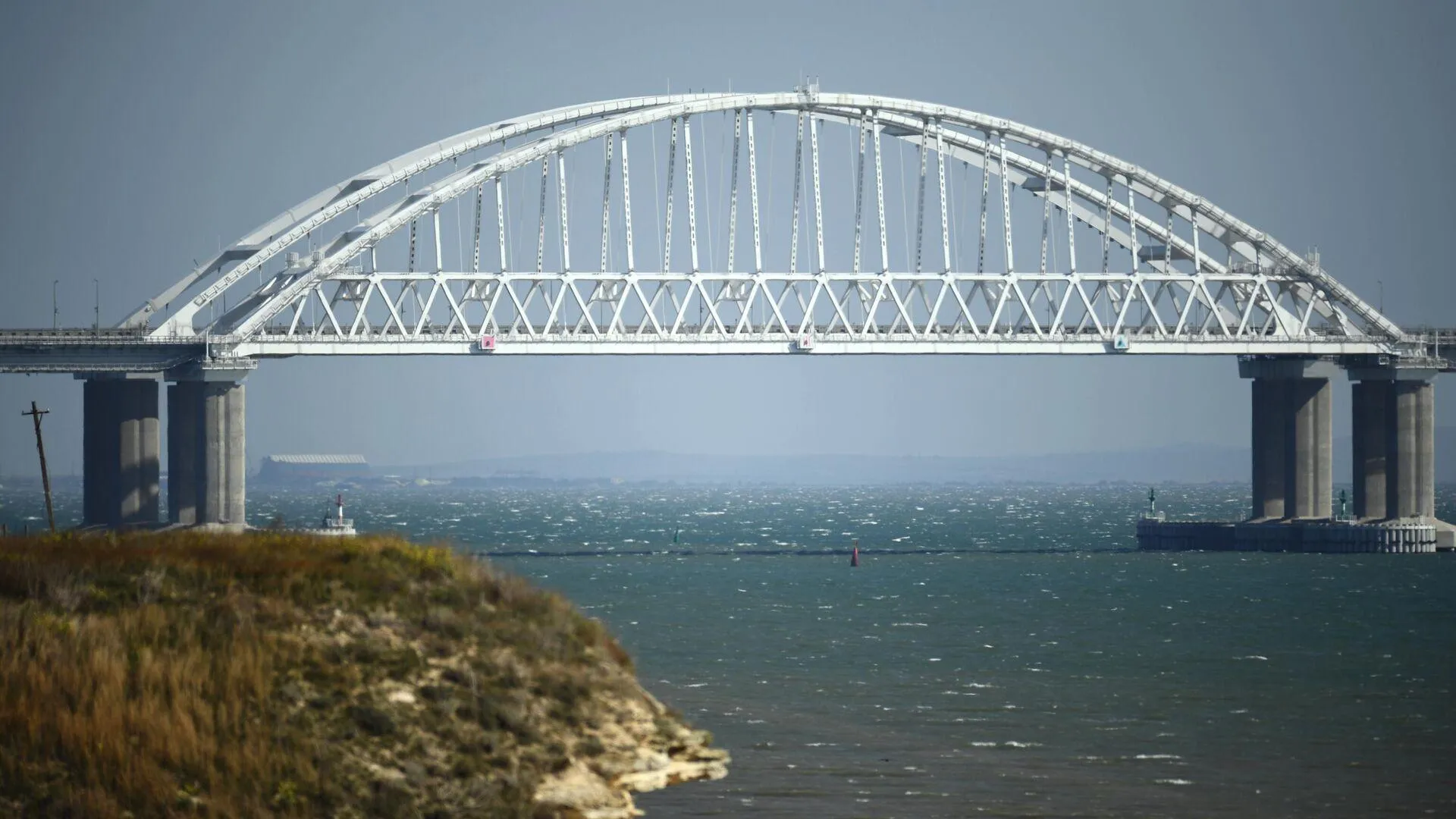 Кадры атаки беспилотника ВСУ на Крымский мост появились в Сети