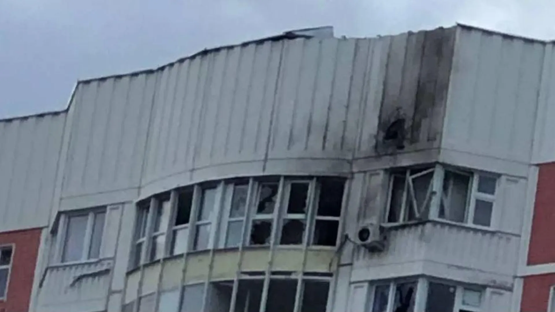 Взрыв беспилотника в татарстане. Здание. Многоэтажка. Поврежденные здания в Москве. Стеклянный многоэтажный дом.