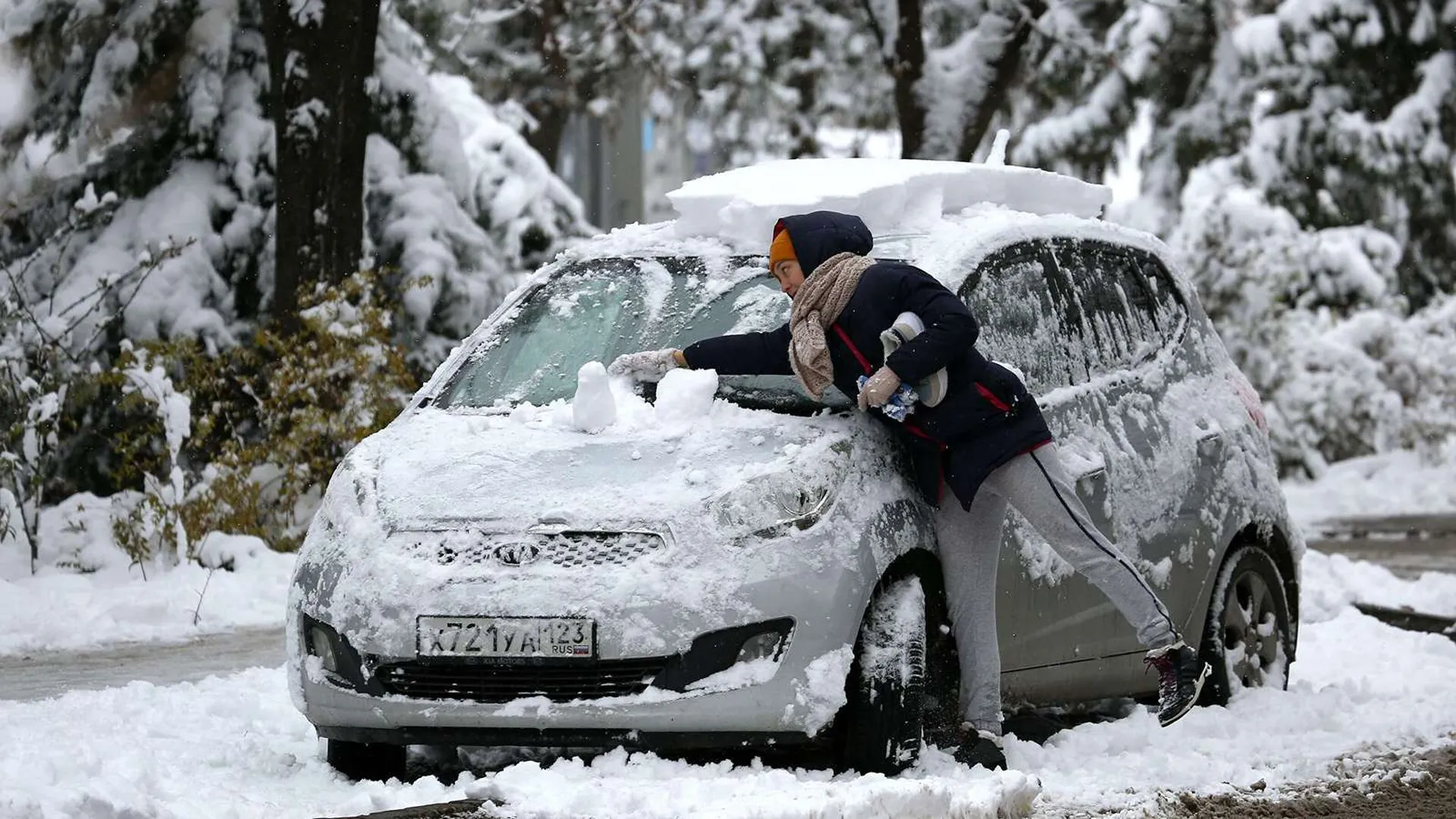 Ночью был сильный мороз. Машина в снегу. Автомобиль зимой. Мороз автомобиль. Заведенный автомобиль зимой.