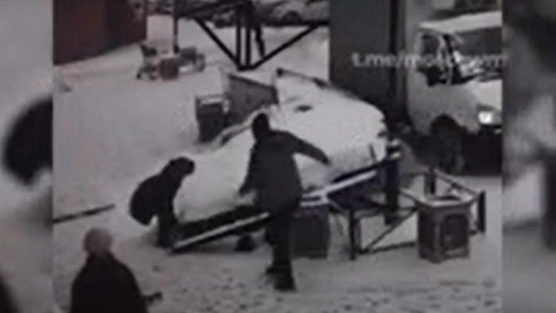 Момент, когда крыша упала на мужчину и переломала ему ноги в Подольске, попал на видео