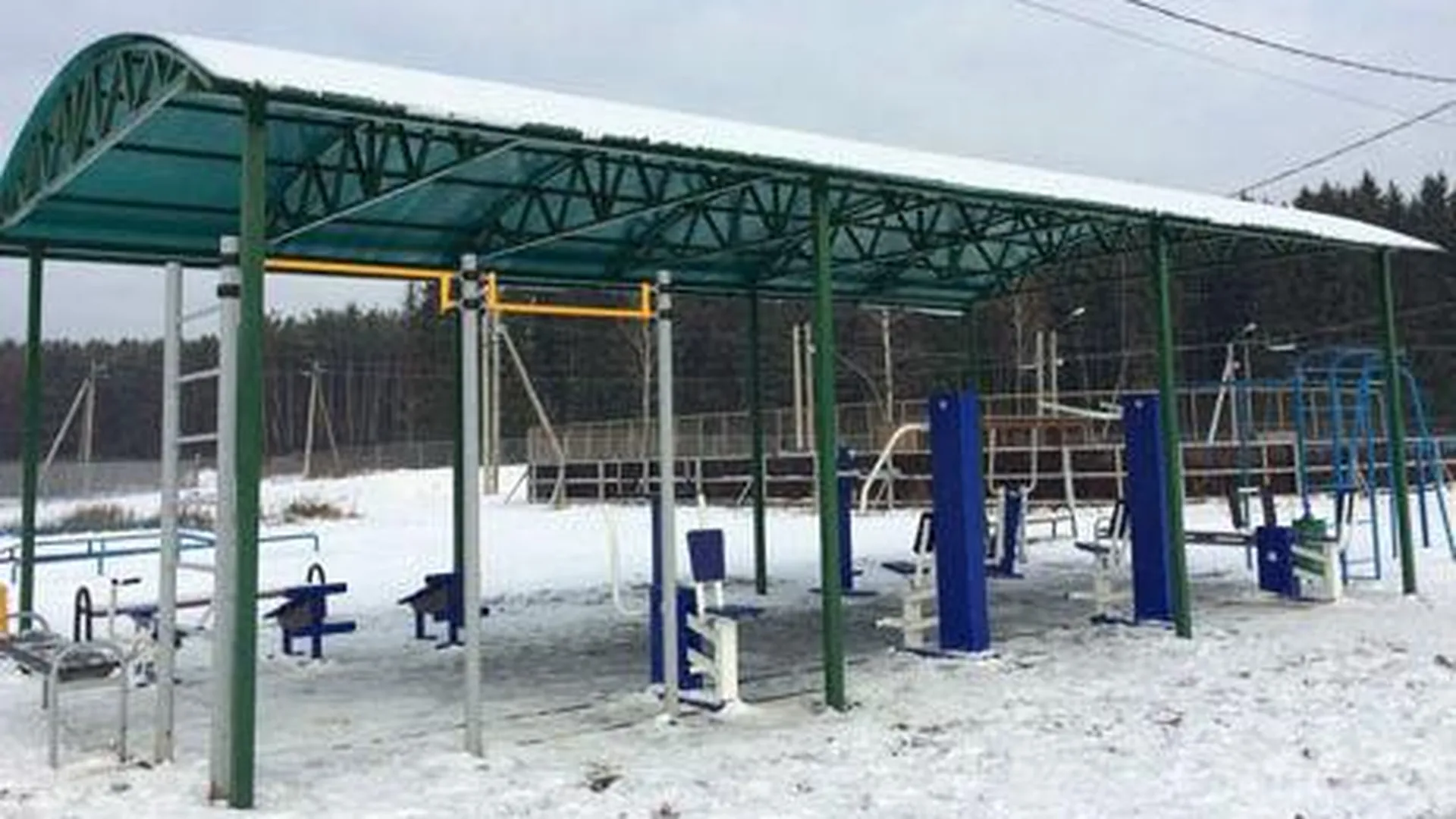 Площадка с тренажерами появилась на стадионе в поселке Лунево