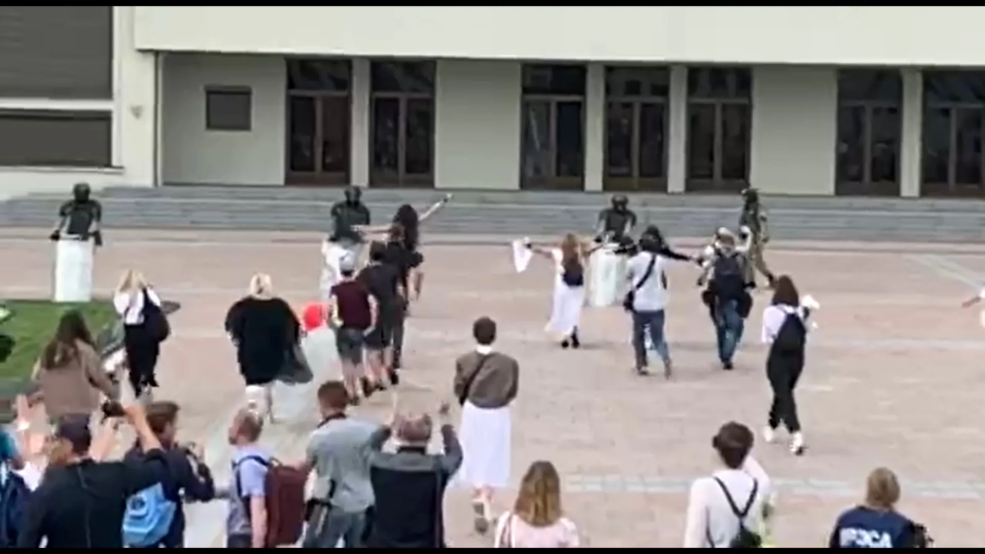 Силовики опустили щиты перед протестующими в Минске. Девушки побежали обниматься — видео