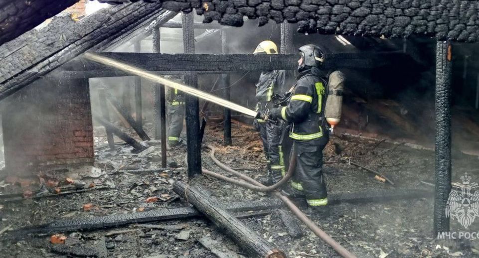МЧС: открытое горение в двухэтажном доме в Шатуре ликвидировали