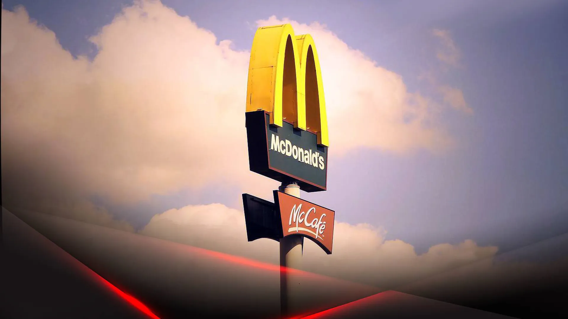 Шпиль с логотипом McDonald’s