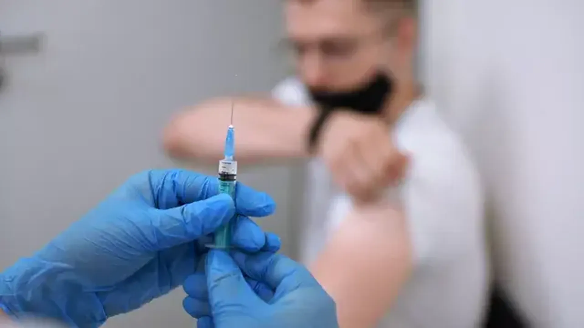 Минздрав предложил перейти от массовой вакцинации от коронавируса к вакцинации уязвимых людей