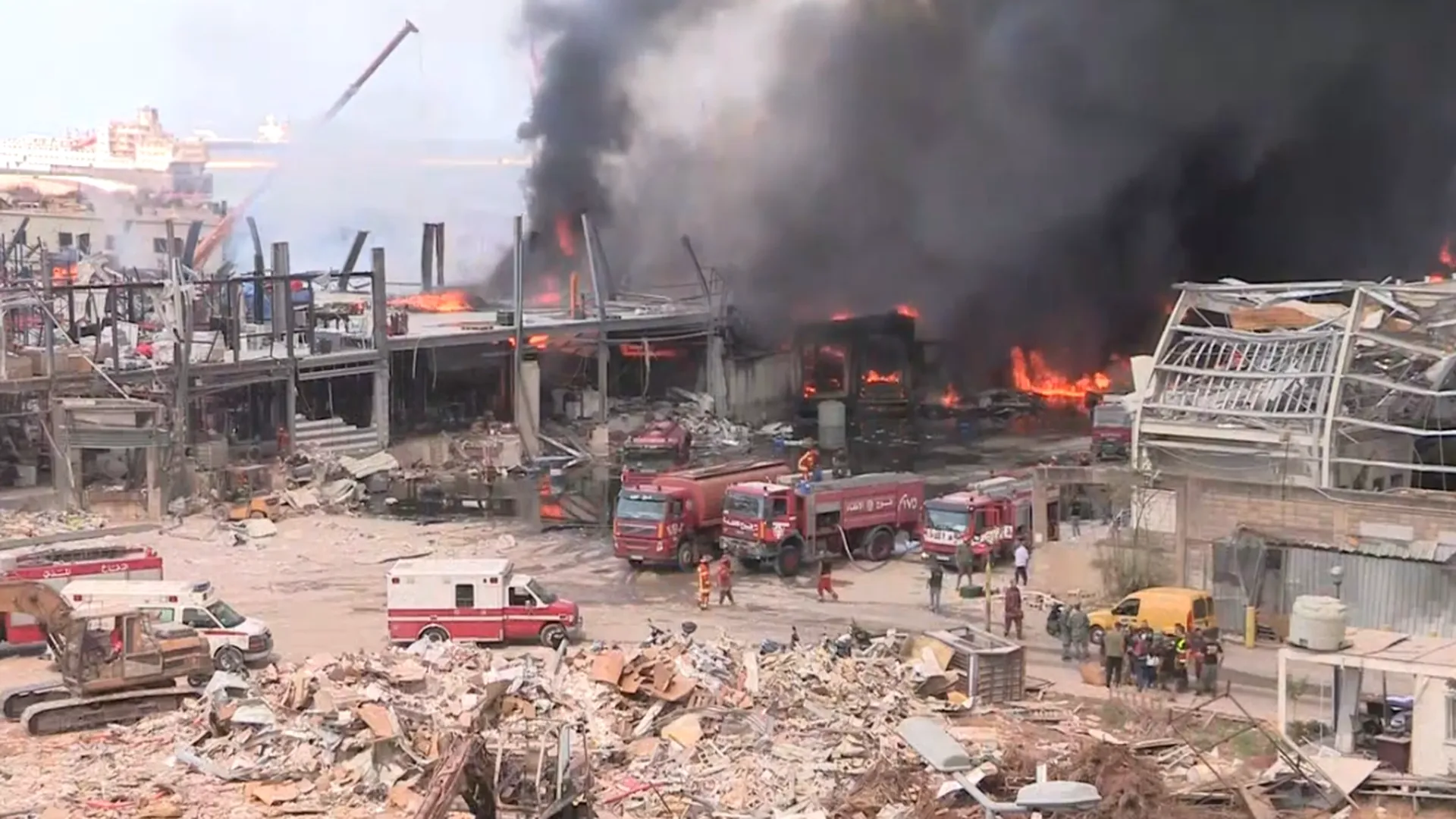СМИ: к тушению пожара в порту Бейрута привлекли вертолеты