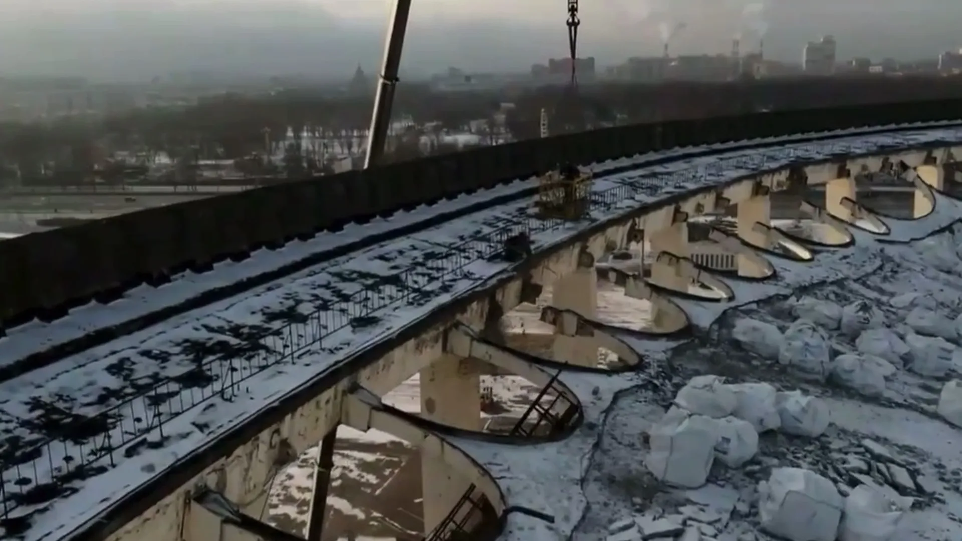 Обрушение крыши спортивного комплекса в Петербурге попало на видео. Под завалами могут быть люди