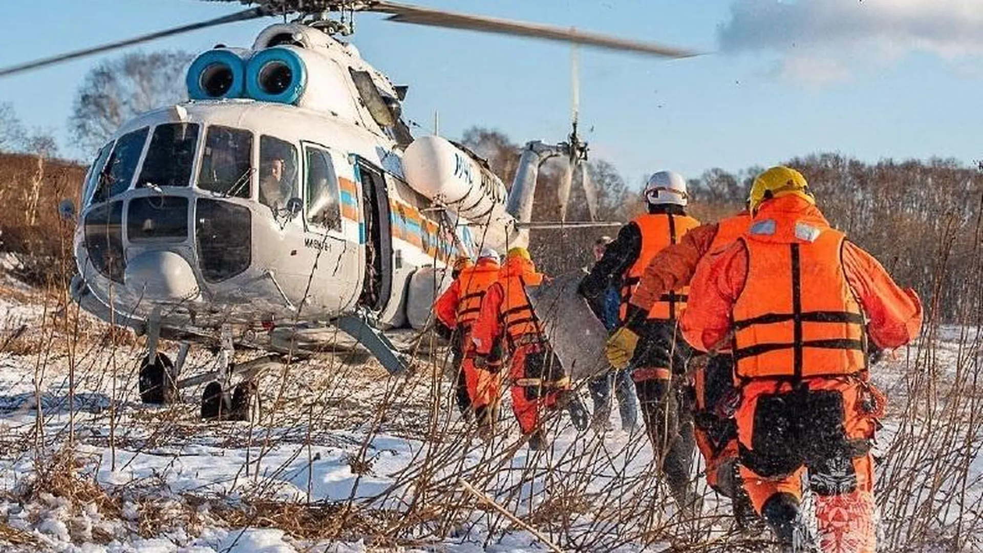 Вертолет МЧС вылетел на помощь попавшим под лавину туристам на Камчатке