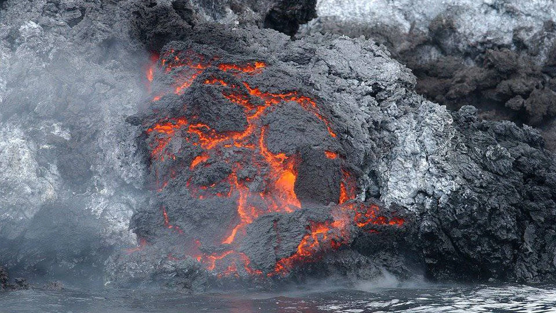 Ученые заявили, что человечество чуть не вымерло после извержения вулкана Тоба