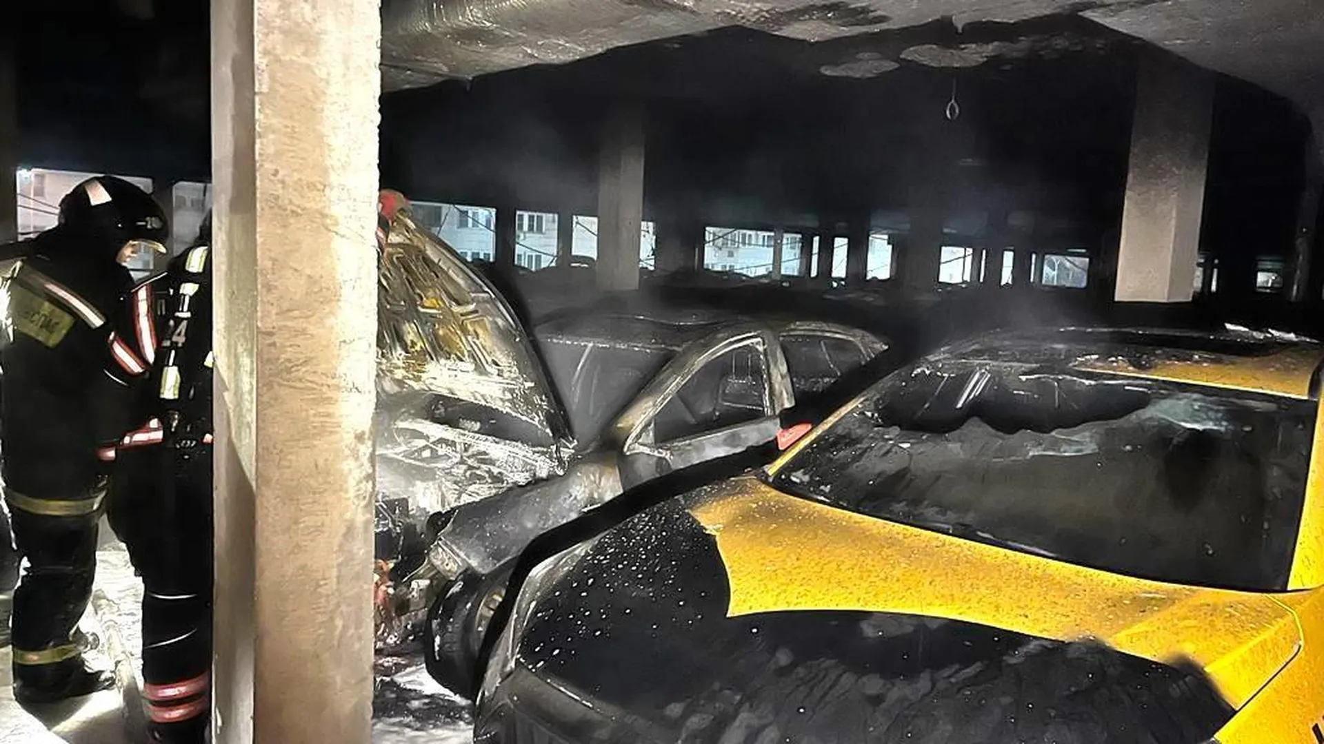 Десять автомобилей загорелись в наземном паркинге в Одинцовском округе