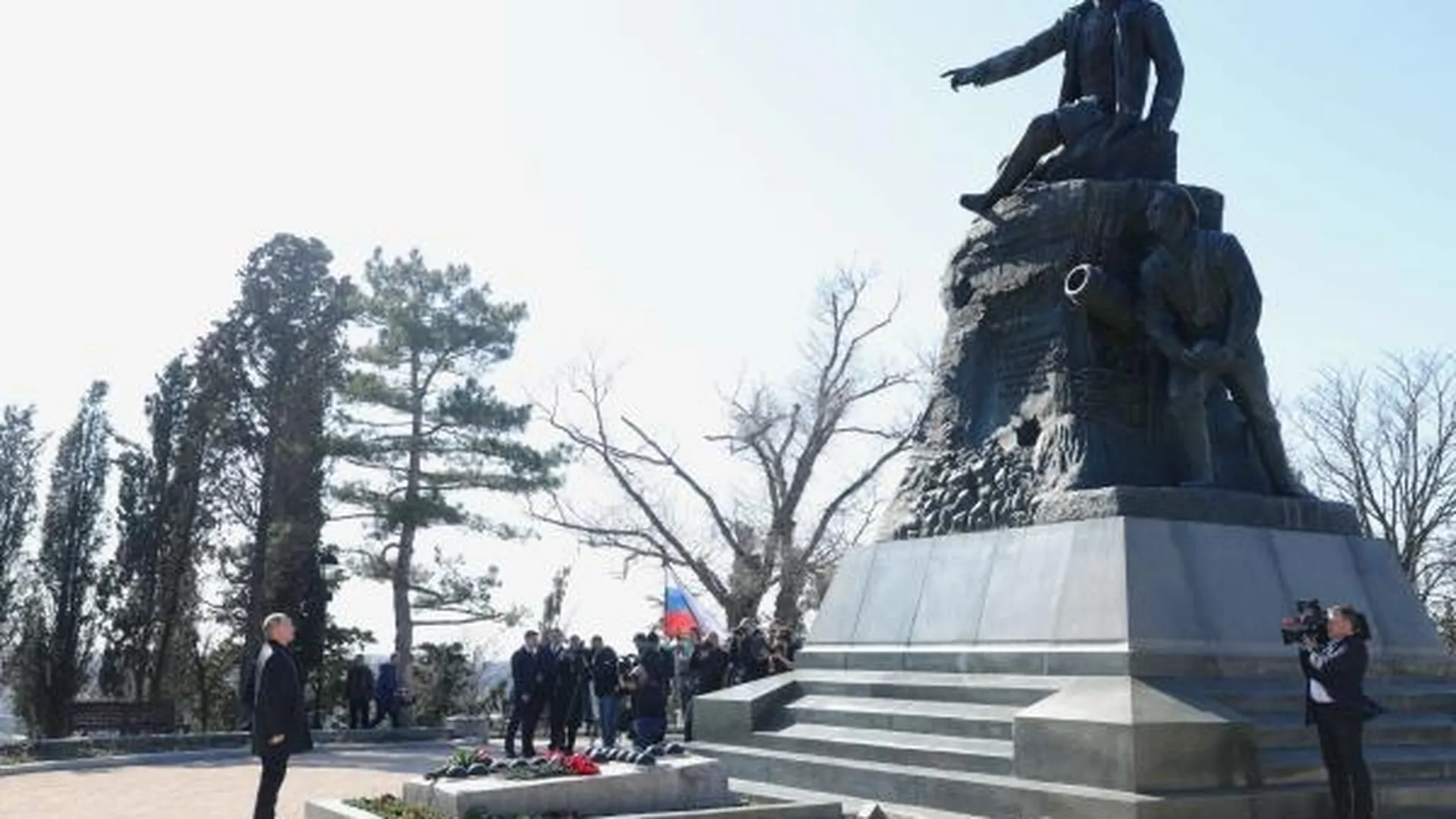 Владимир Путин возложил цветы к памятнику В. А. Корнилову во время посещения мемориального комплекса «Малахов курган» в Севастополе