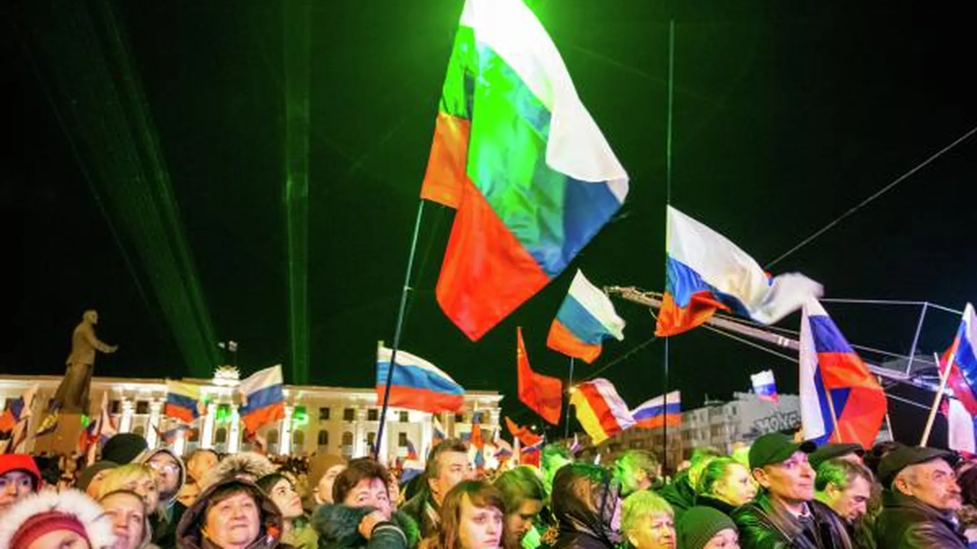 Жители Симферополя на концерте «Крым — Весна», который проходил на площади Ленина в центре города, в день голосования на референдуме о статусе Крыма