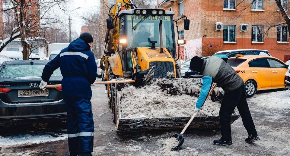 Свыше 50 человек вышли на уборку дворов от снега и наледи в Химках