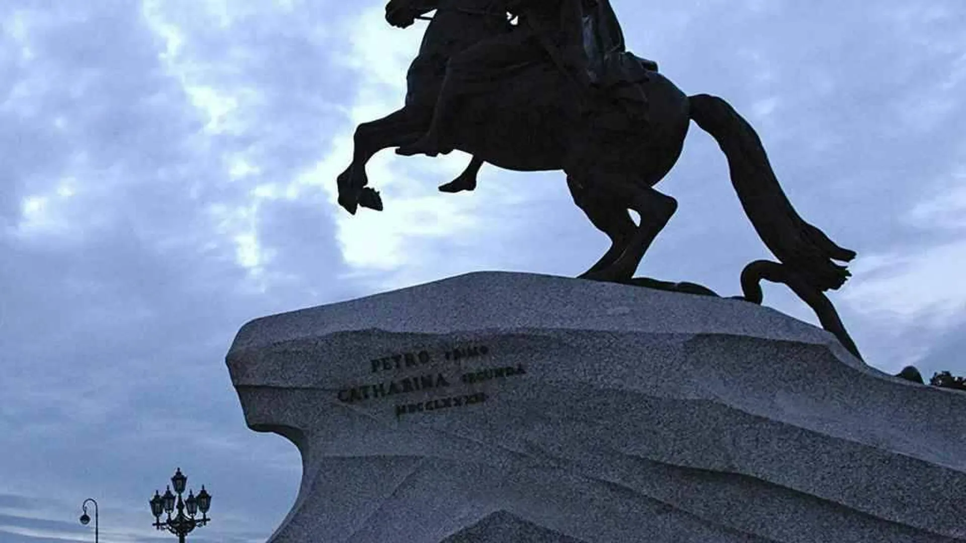 Осквернившего памятник «Медному всаднику» юношу задержали в Петербурге