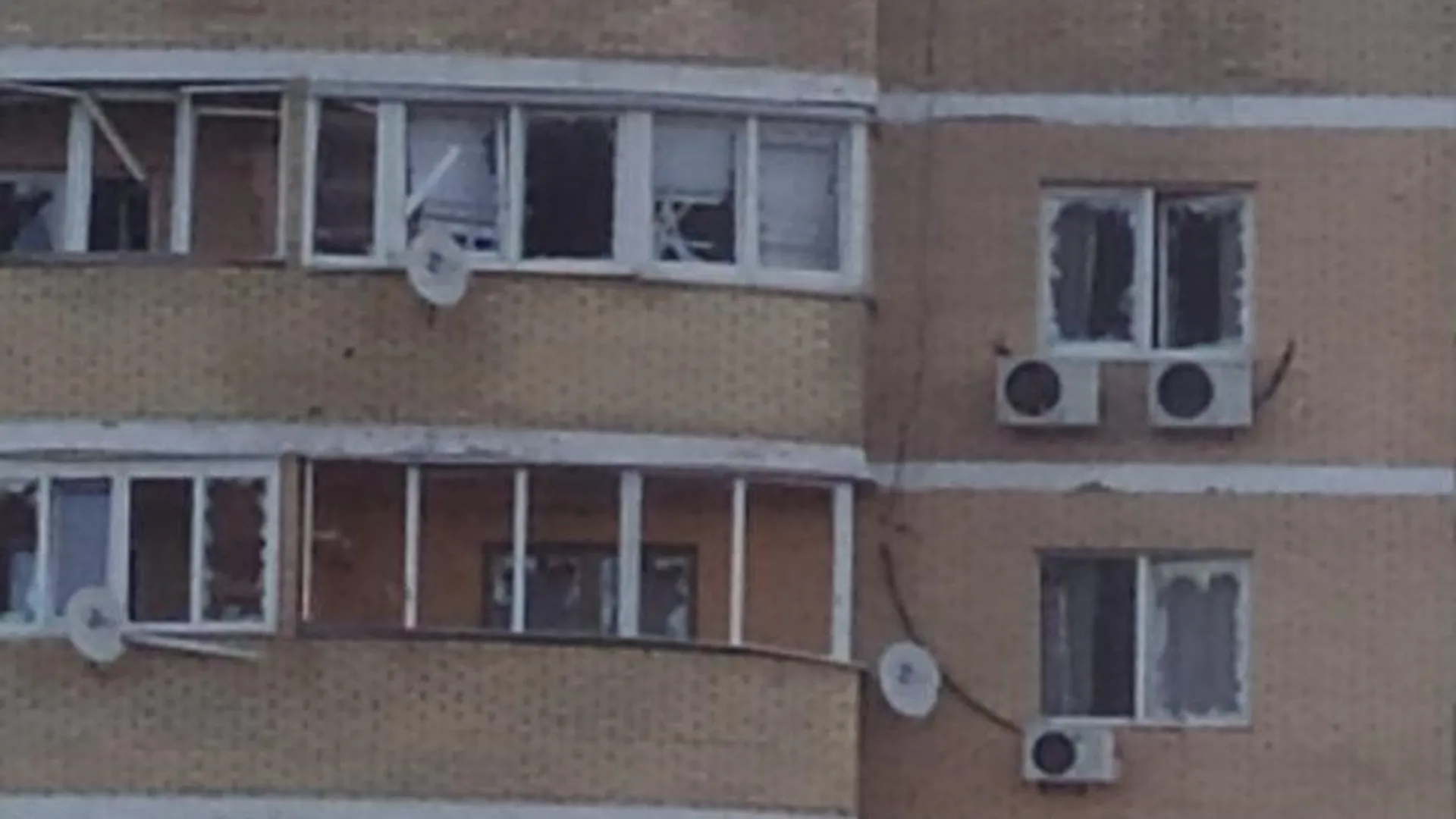 Беспилотник в раменском районе сегодня где. Упал дом в Ростове. Дрон упал в Ярославле. В Колпино сбили беспилотник.