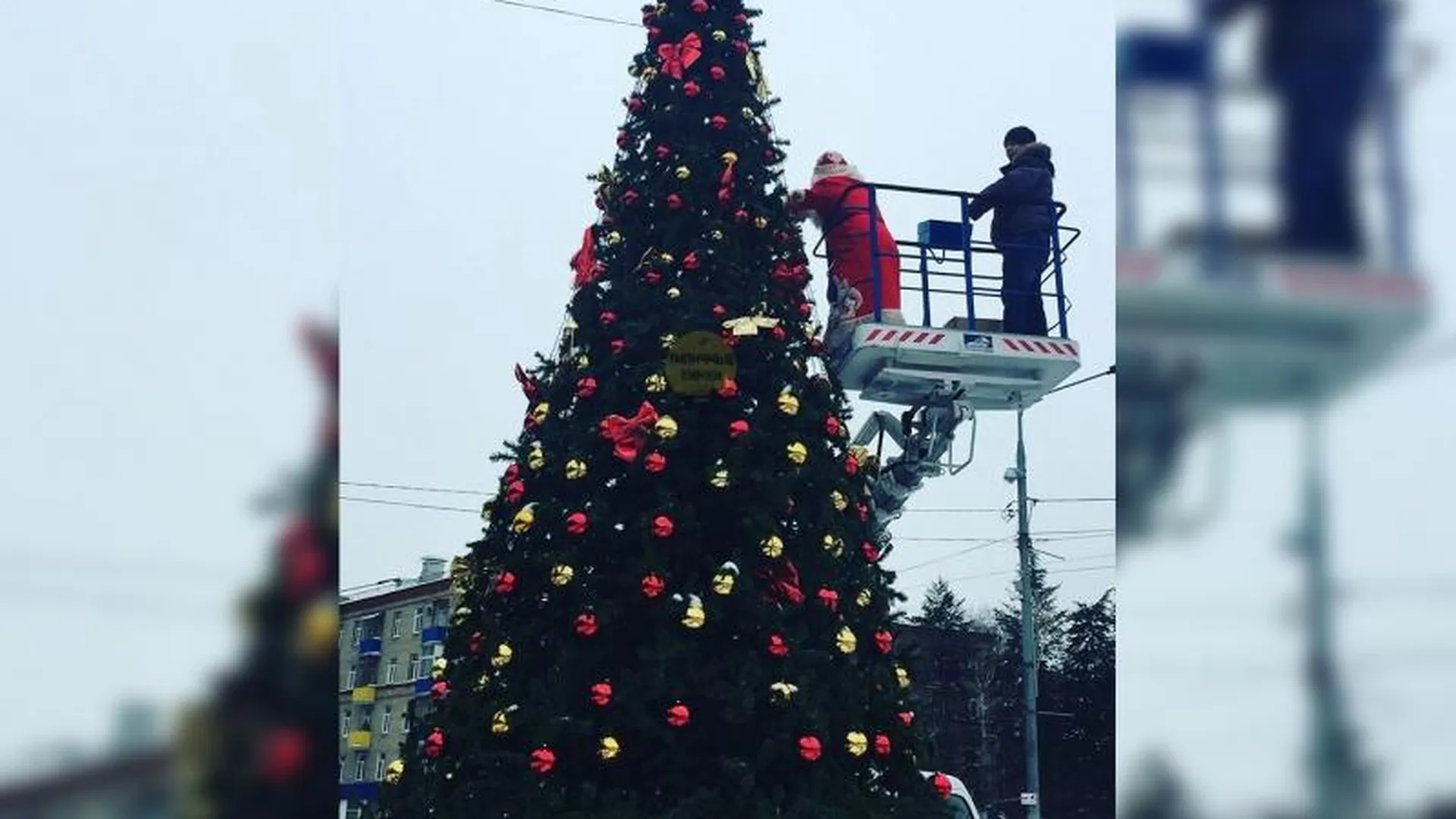 Дед Мороз украсил народную елку в Химках