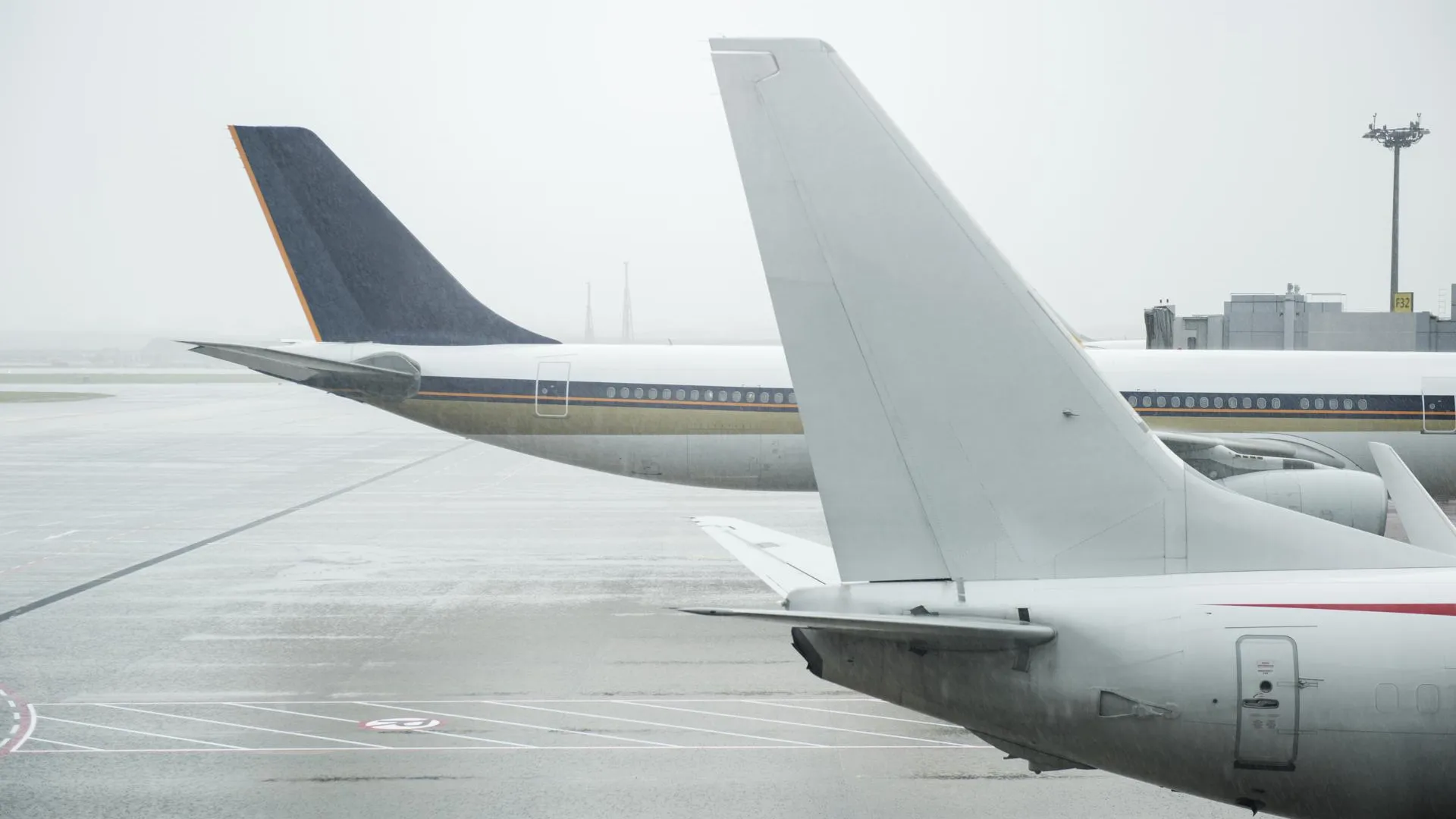 Самолет с пассажирами выкатился за пределы взлетной полосы и увяз в сугробе на Камчатке