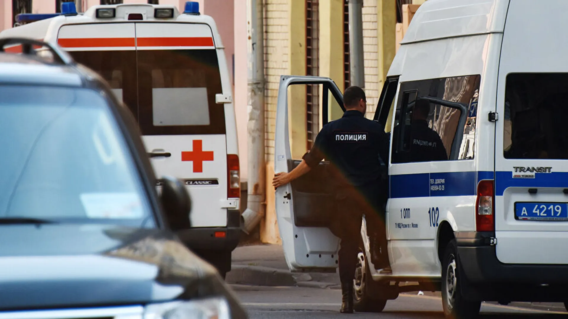 Нападение на губернатора. Ребёнок выпал из окна в Москве. Полицейские охраняют трупы фото.