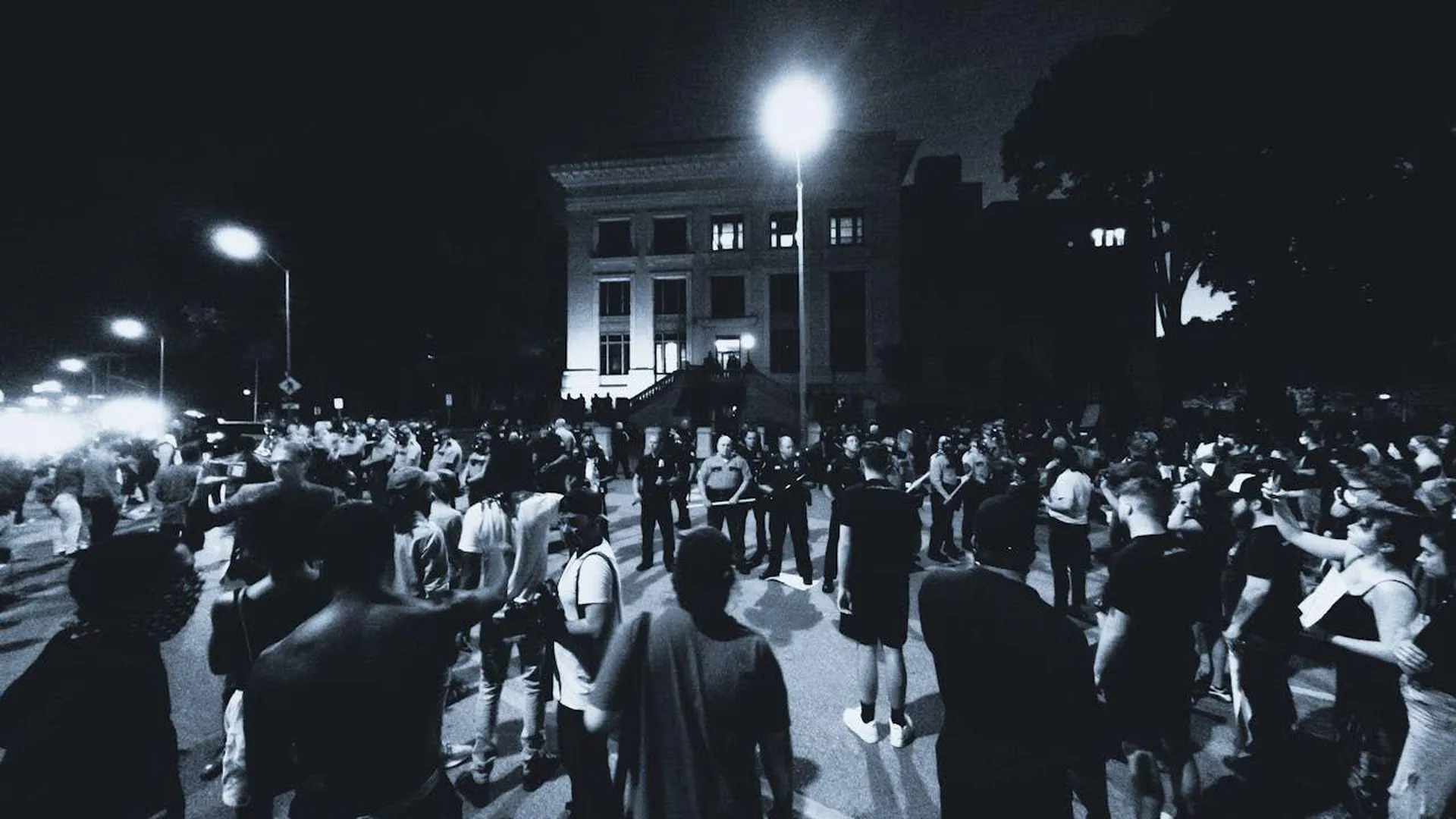 Протестующих у здания парламента в Тбилиси грозят успокоить силами спецназа и водометами