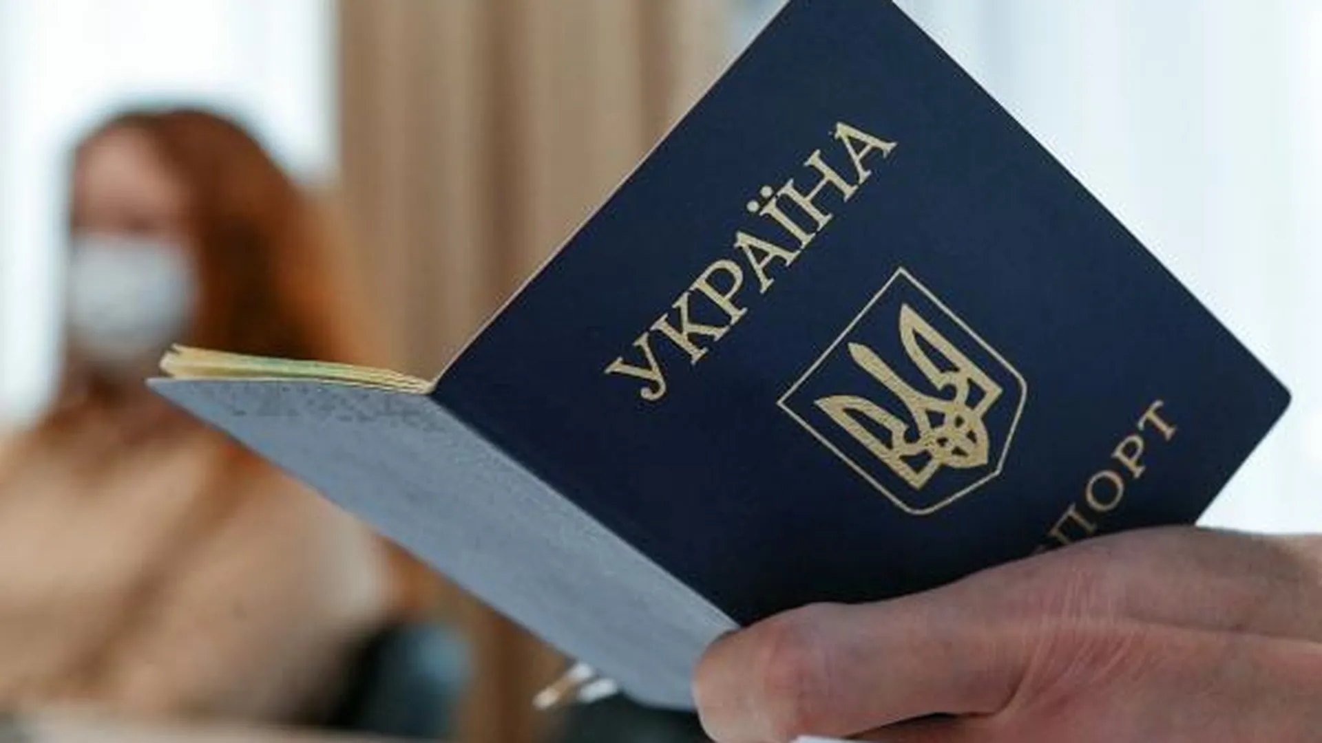 За рубежом украинцы выстроились в огромные очереди за загранпаспортами