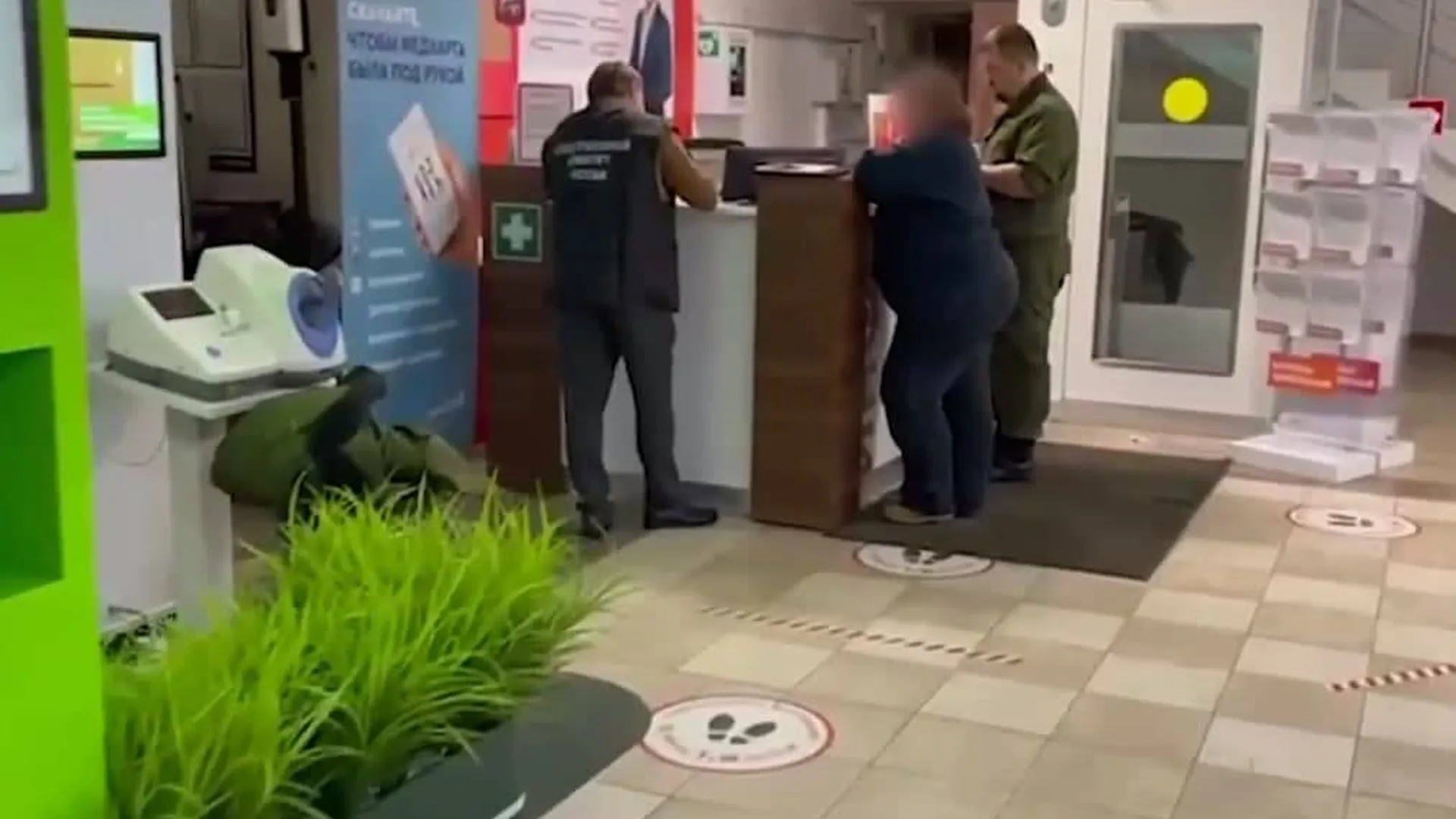 Момент стрельбы в московском МФЦ попал на видео
