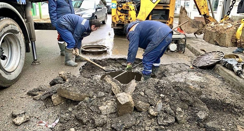 Коммунальщики заменили канализационный люк после схода снега на улице 20 Января в Можайске