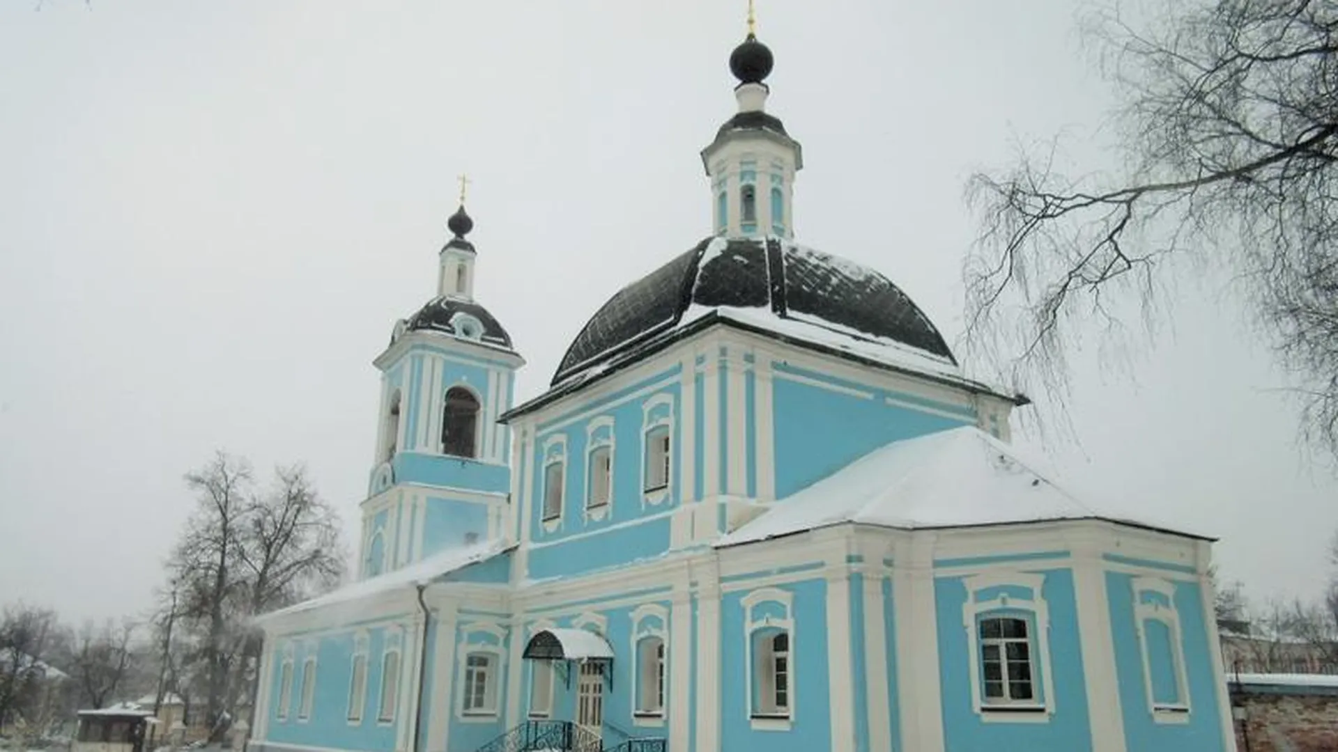 Церковь у памятника революционеру в Сергиевом Посаде