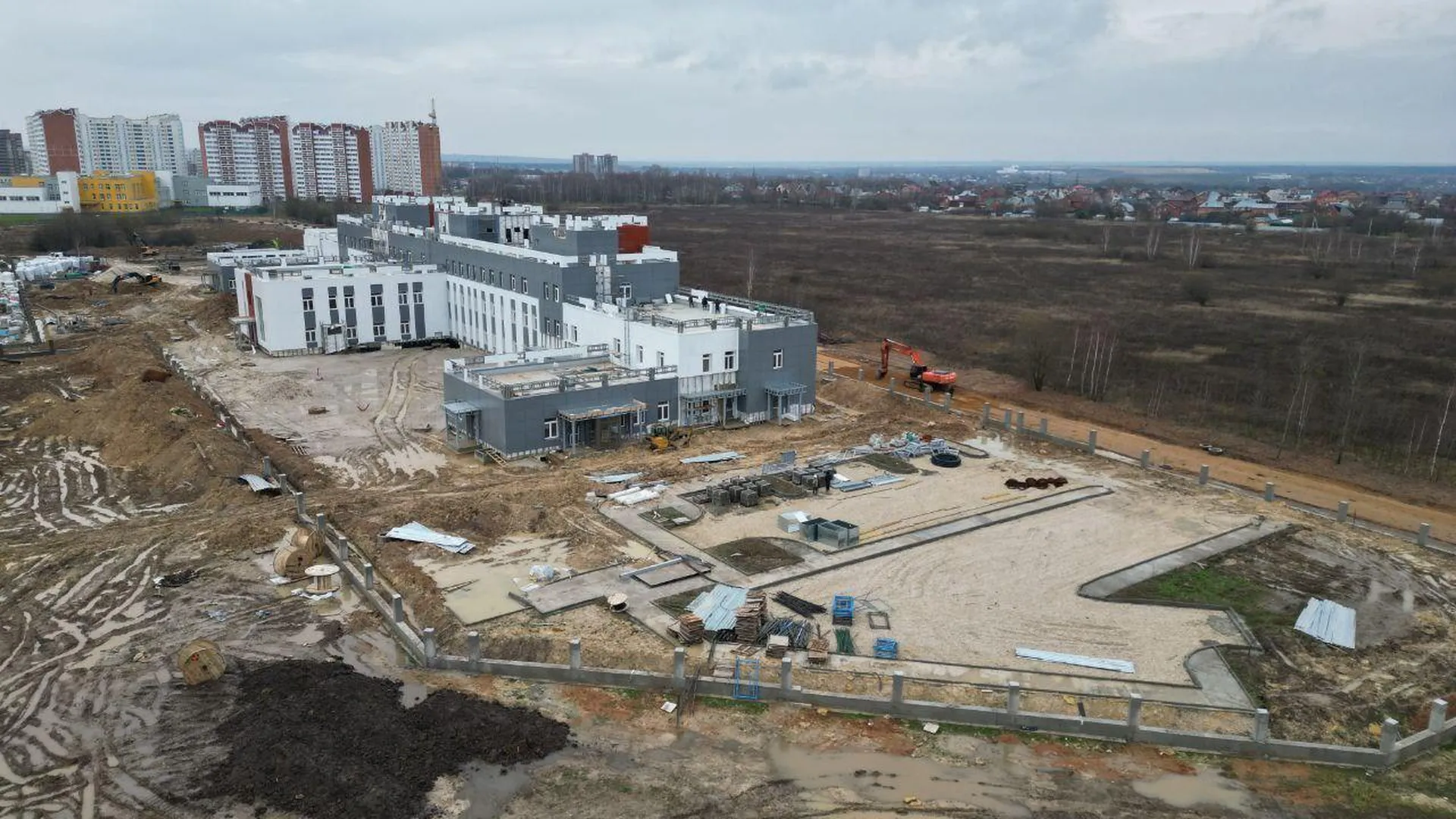 Более двухсот рабочих продолжают возводить новую поликлинику в подмосковном Серпухове