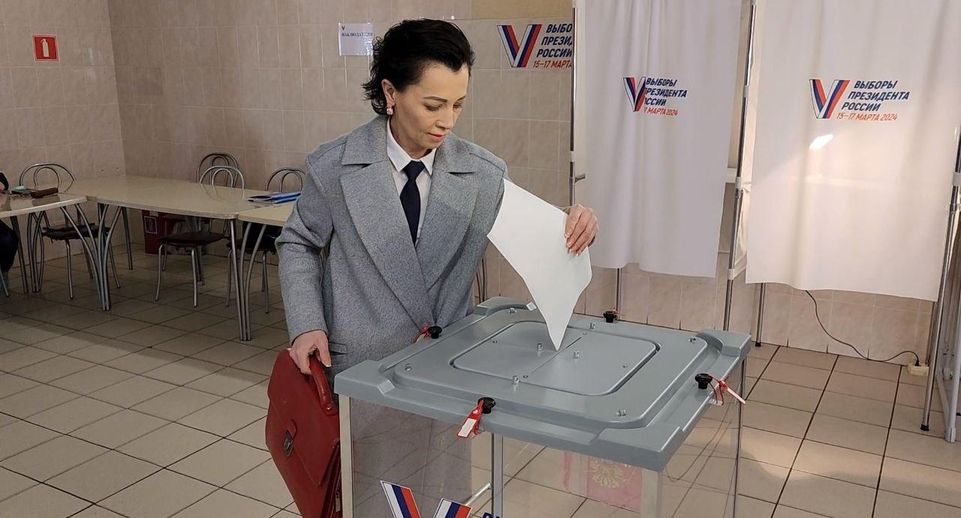 Мать участника СВО Люция Ронда проголосовала в школе № 17 Красногорска