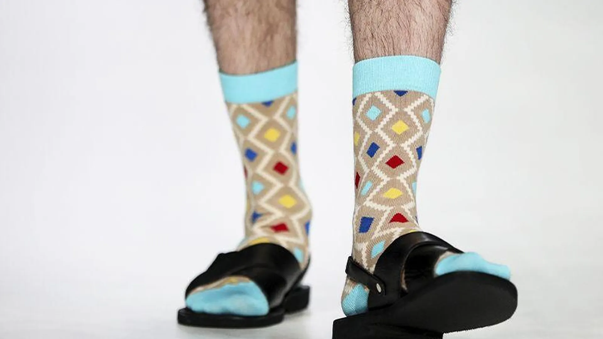 В соцсетях объясняют, почему кейс носков или трусов – это лучший подарок мужчинам на любой праздник
