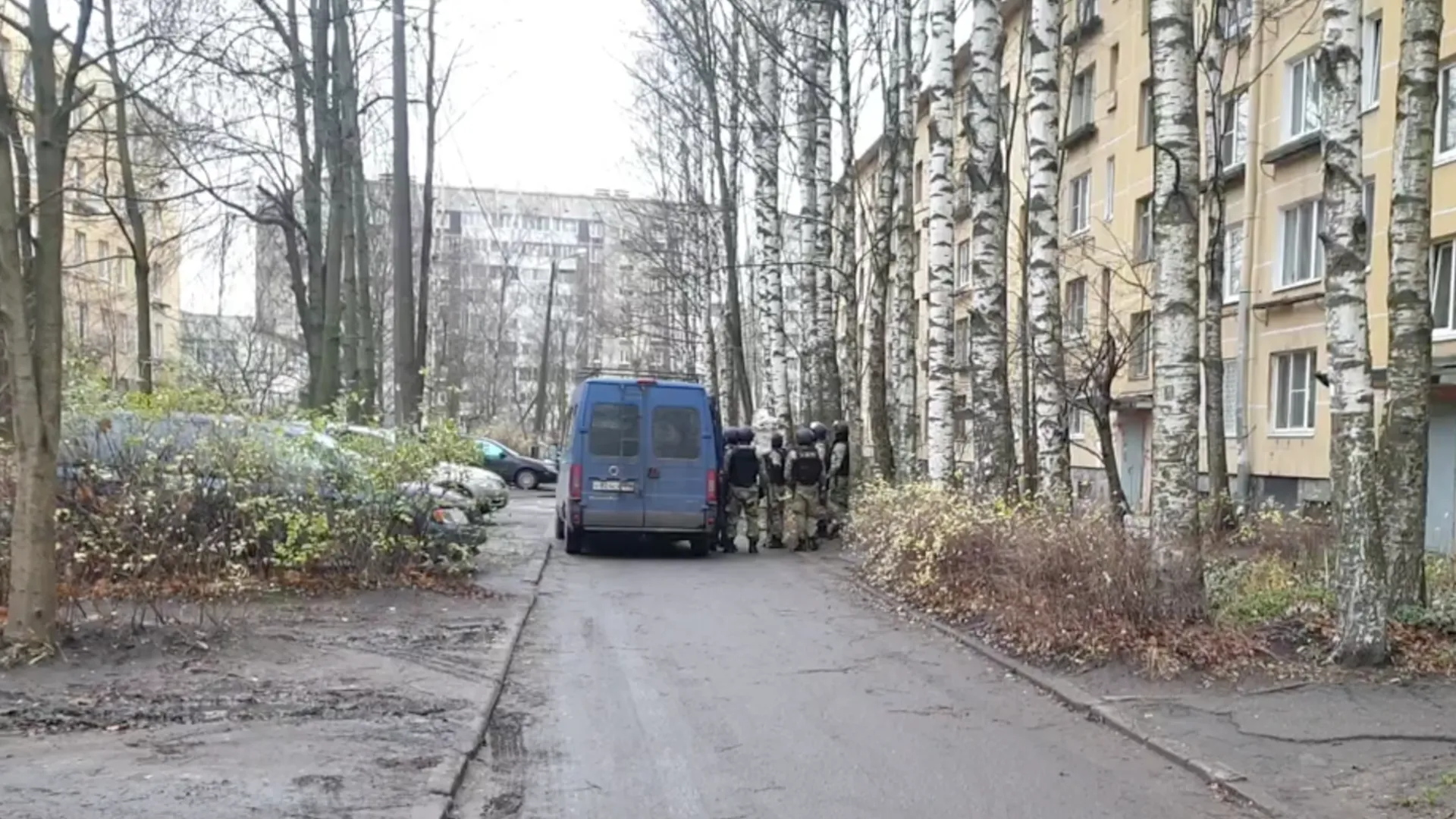 Силовики начали готовиться к штурму места захвата детей в Петербурге. Видео