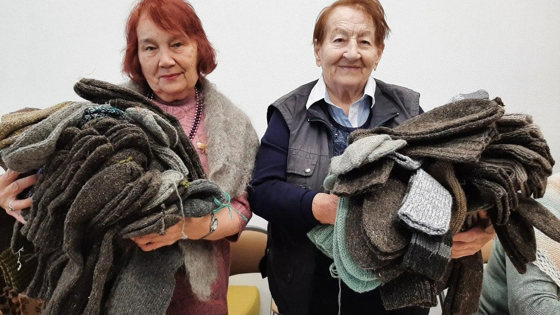 Участницы «Активного долголетия» из Мытищ связали шерстяные носки для бойцов СВО