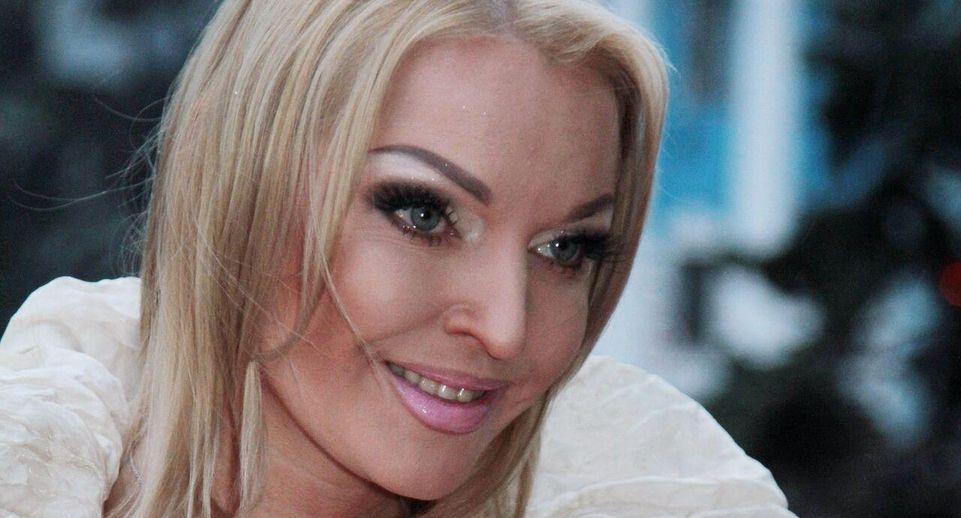 Балерина Волочкова выложила фото у косметолога в кружевных трусиках