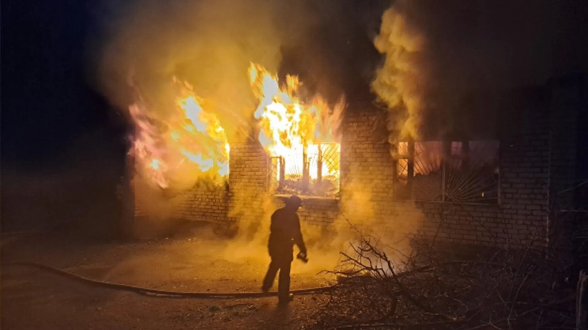 Жилой дом загорелся в Удмуртской Республике