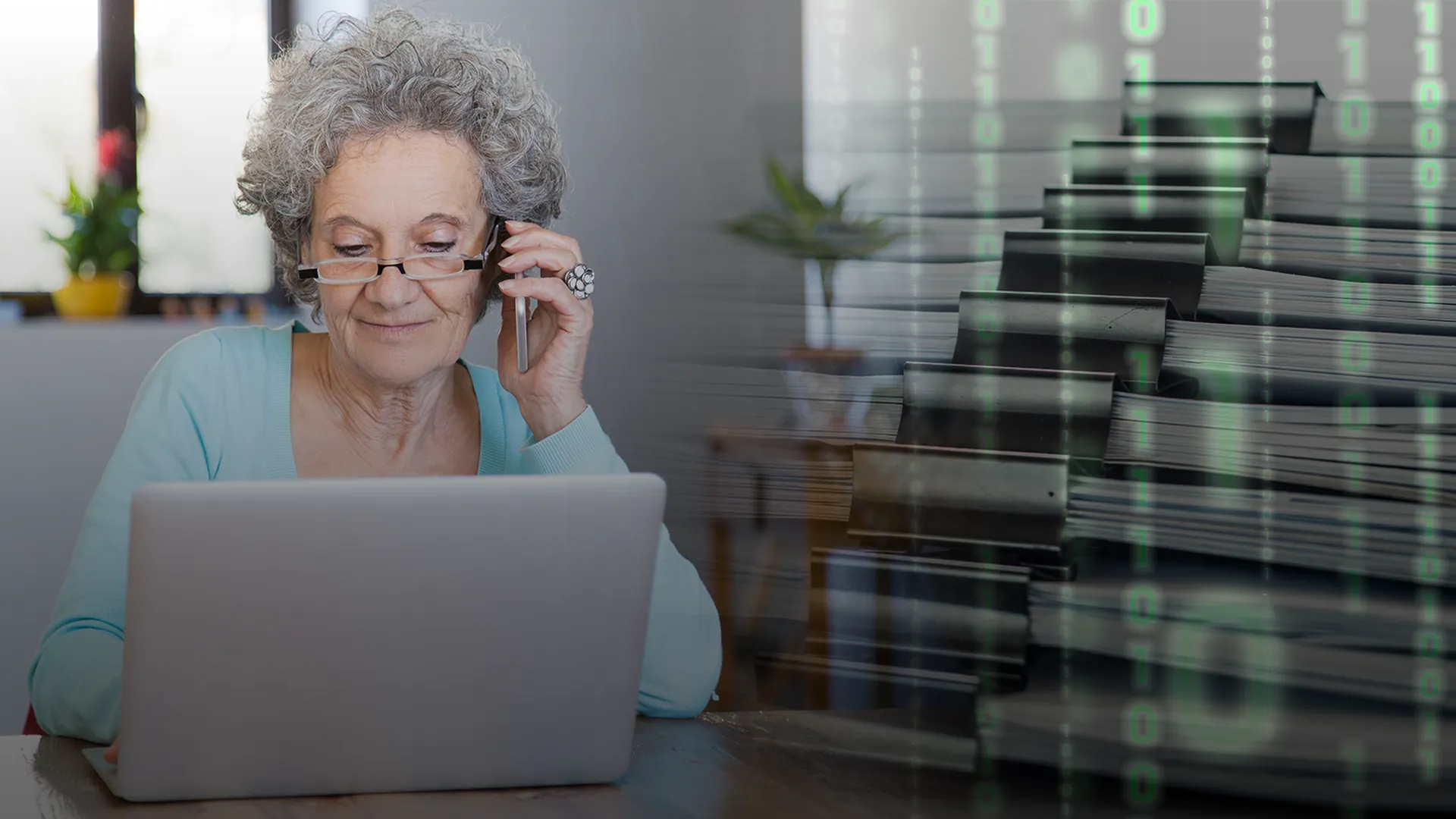 Пожилая женщина с удовольствием работает за ноутбуком