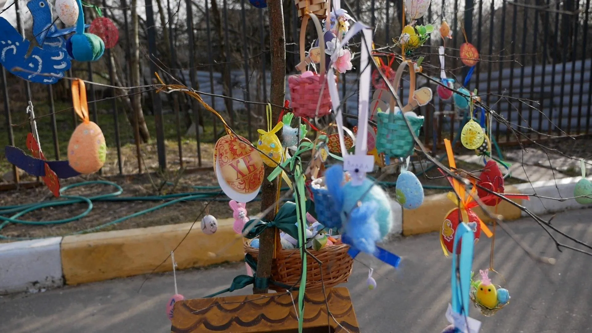Юные жители Лобни украсили пасхальные деревья на праздничной акции