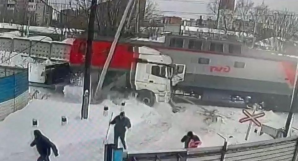 Инцидент на железнодорожном переезде в Домодедово: спасение ребенка из кабины грузовика в последний момент (видео)