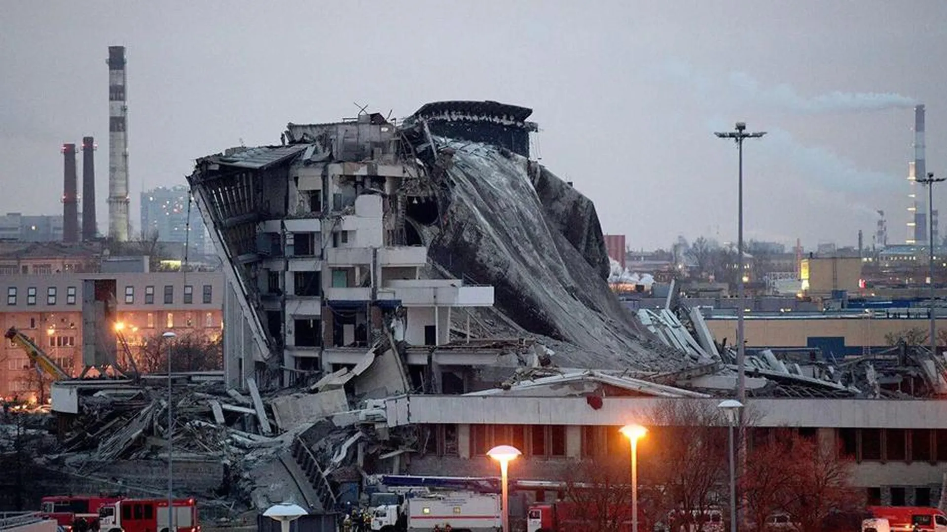 Спорткомплекс «Петербургский» обрушился во время демонтажа. Главное