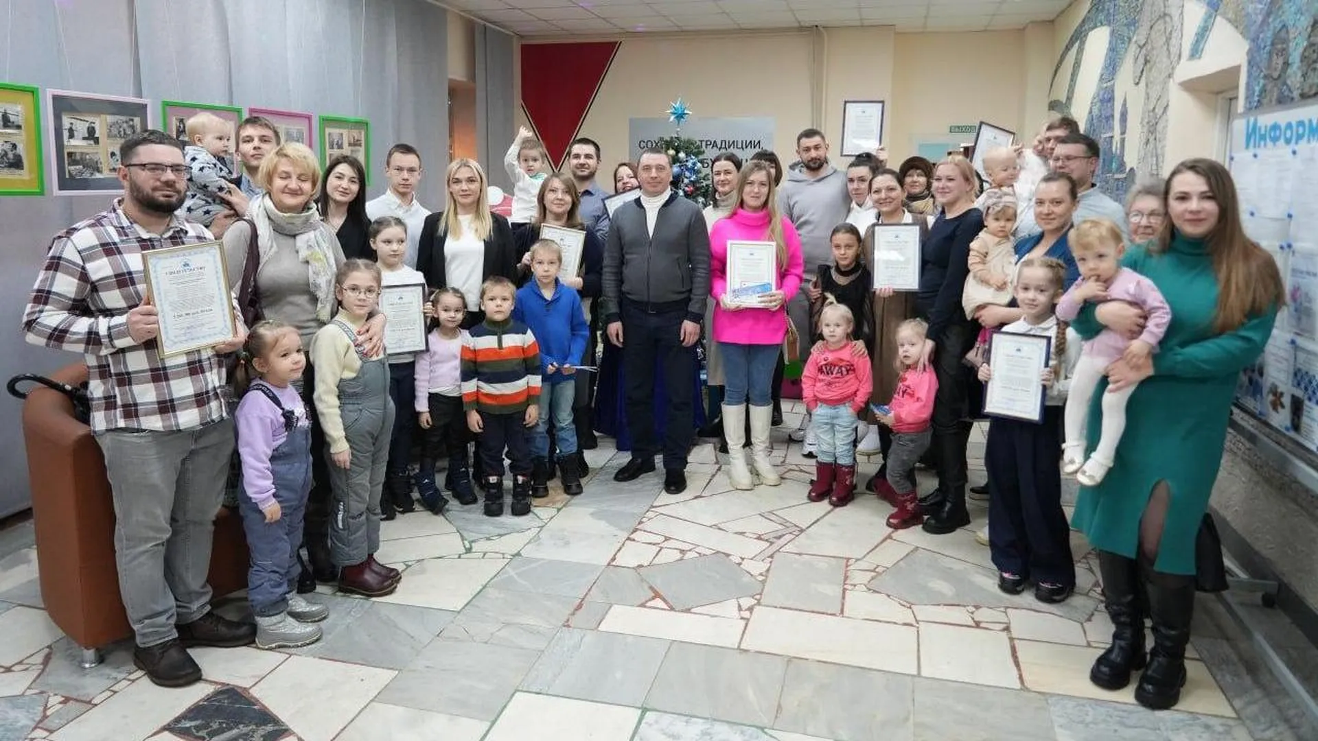 Глава Сергиево-Посадского округа Дмитрий Акулов вручил жилищные сертификаты молодым семьям