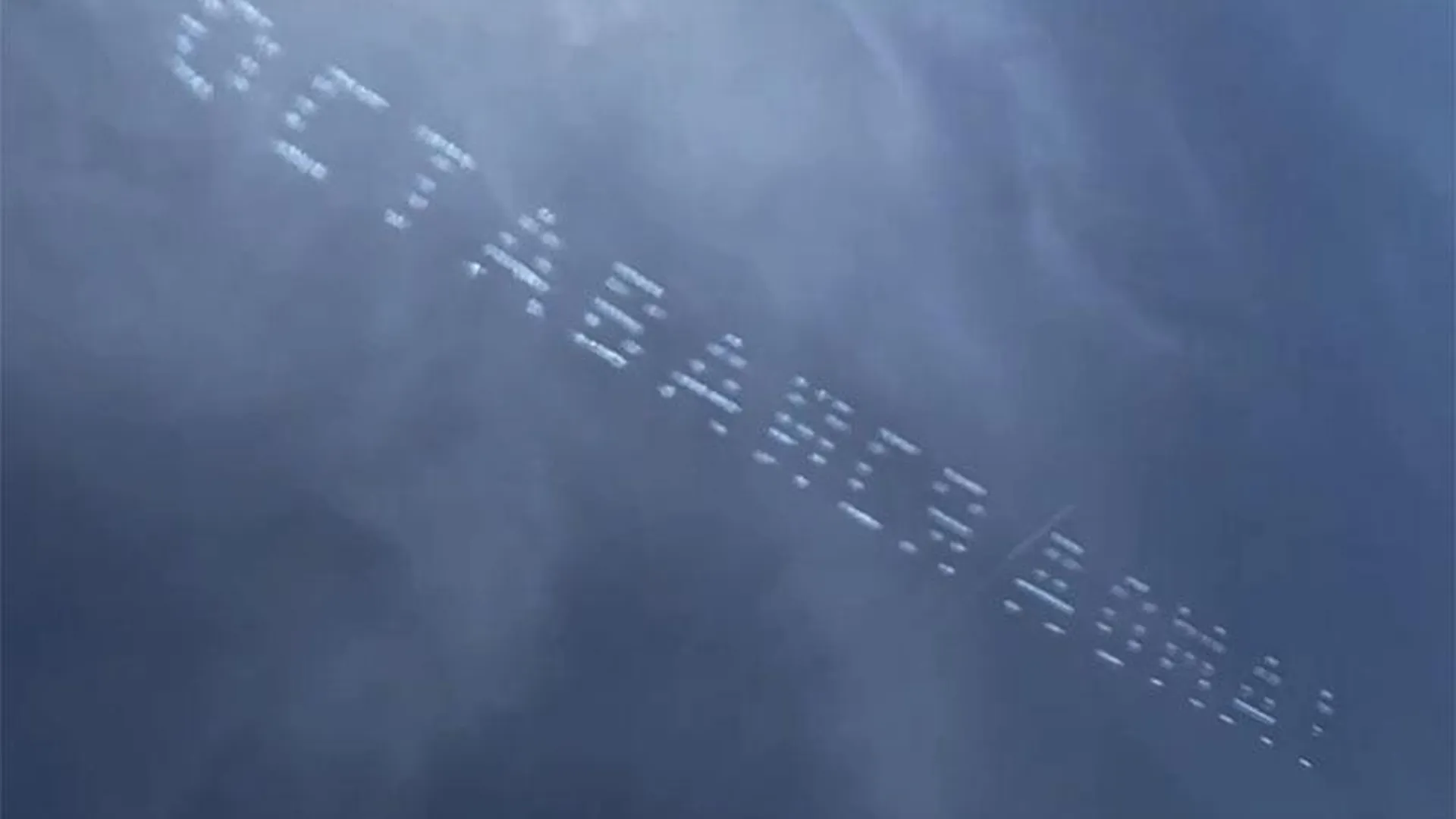 В небе Подмосковья летчики напечатали призыв к гражданам оставаться дома