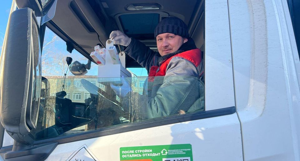 Водители мусоровозов поздравили жительниц Подмосковья с 8 Марта акцией «Вместо слов»