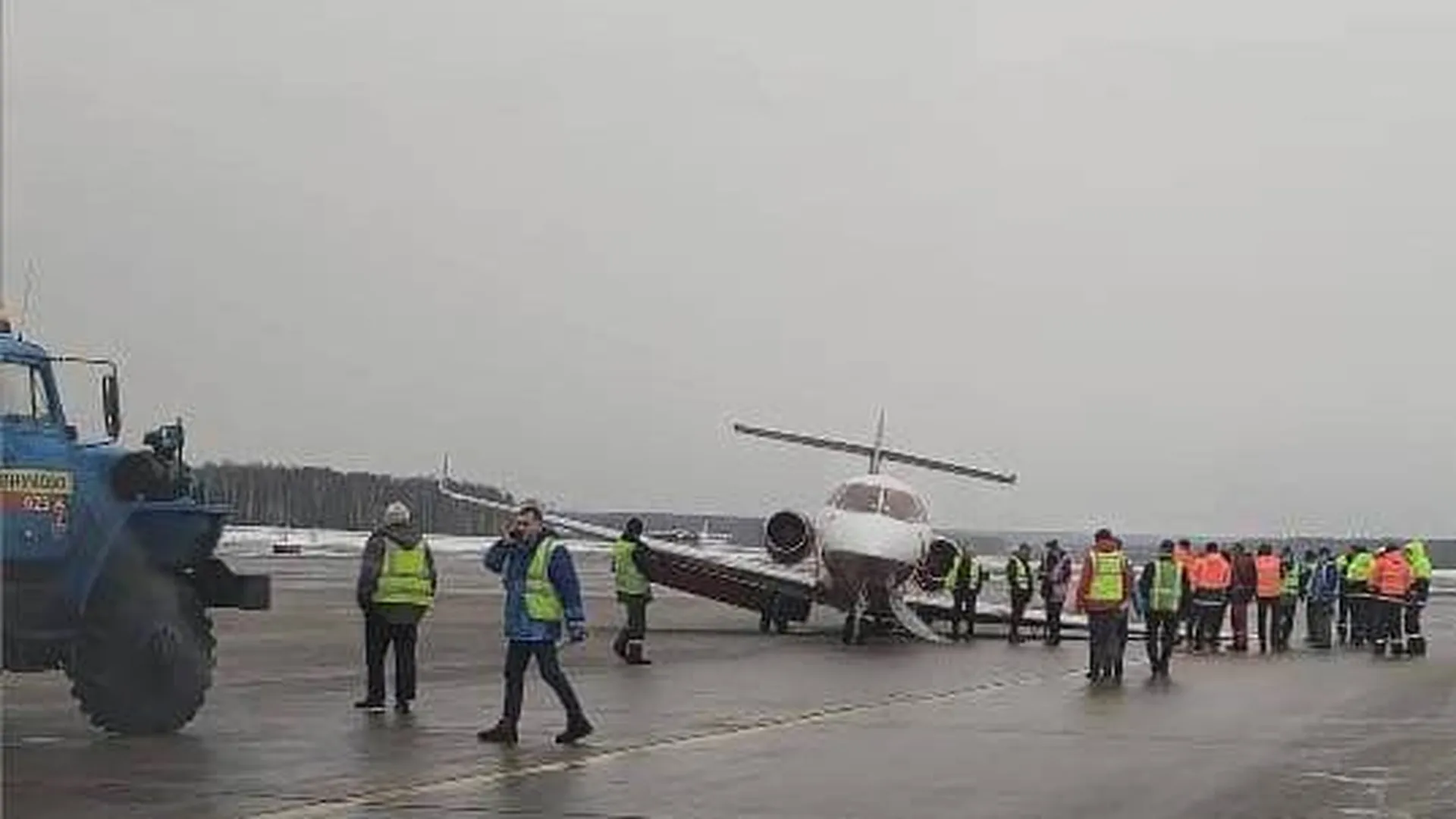 Самолет приземлился во Внуково на двух стойках шасси. При большом риске удалось избежать жертв